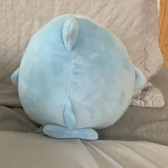 Squishmallows Light Blue Shark with Rainbow Logo - Picture 3 of 3